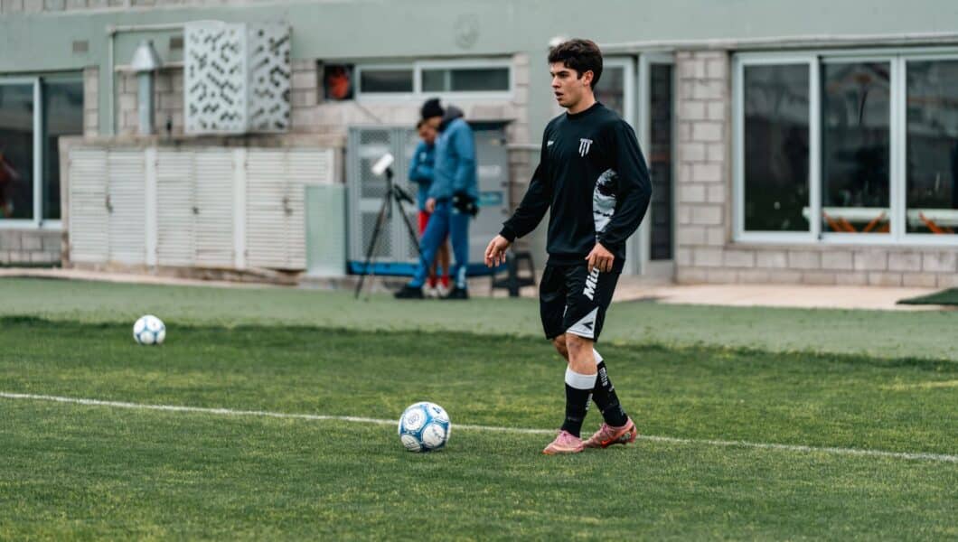 Jonge voetballer tijdens een training op het veld bij de club