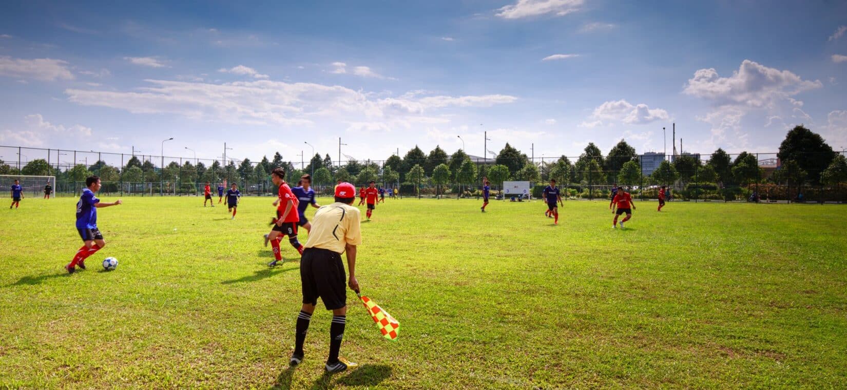 Amateurvoetballers tijdens een training op het veld