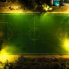 Voetballers trainen in de avondschemering tijdens de winter