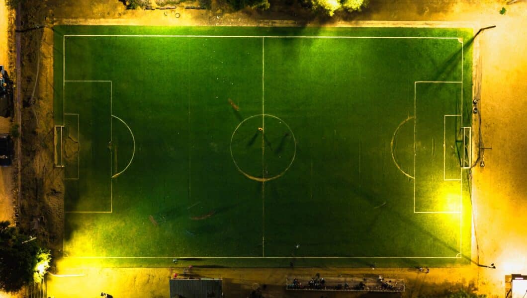Voetballers trainen in de avondschemering tijdens de winter