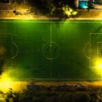 Voetballers trainen in de avondschemering tijdens de winter