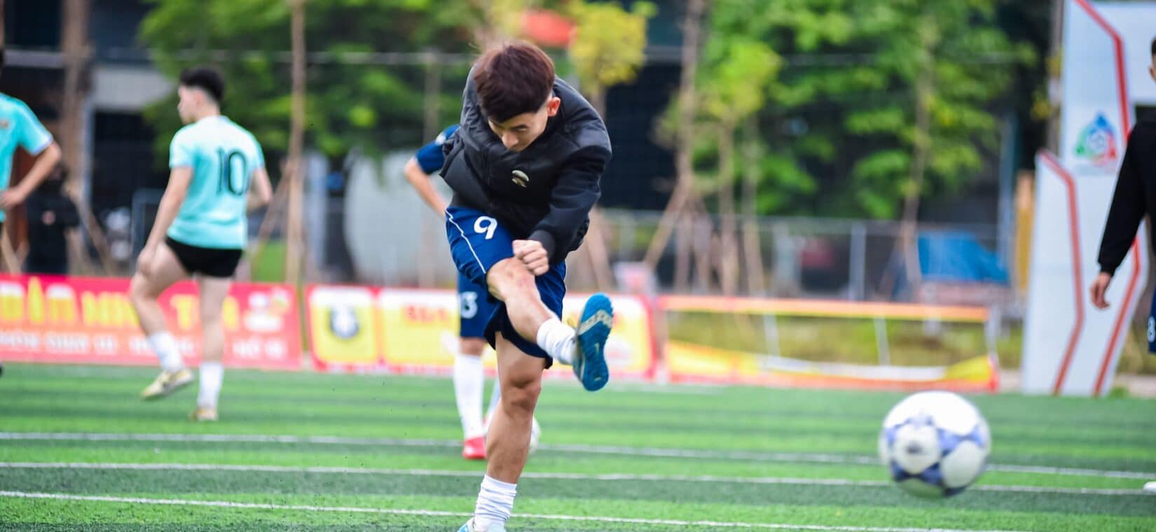 Voetballer zet af tijdens een sprint op het veld