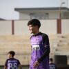 Voetballer drinkt water tijdens een pauze in de training