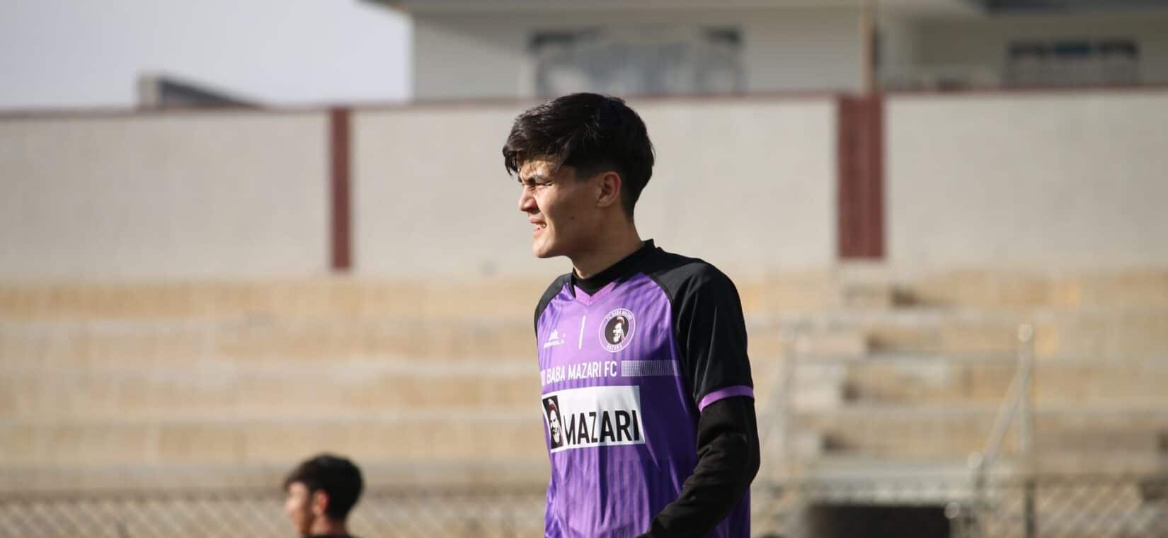 Voetballer drinkt water tijdens een pauze in de training