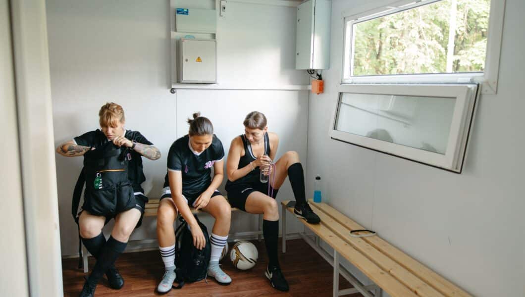Voetballer drinkt uit een bidon tijdens een pauze op het veld