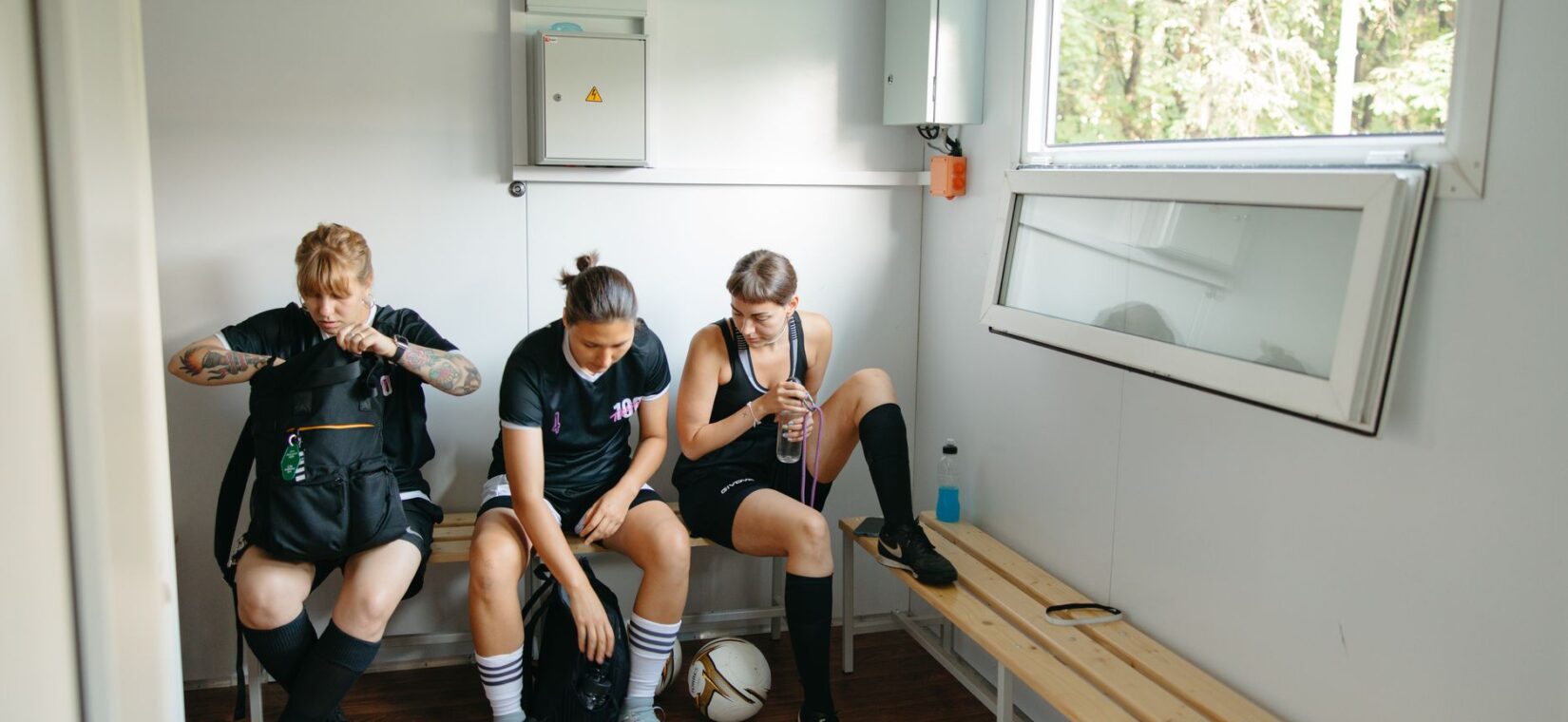 Voetballer drinkt uit een bidon tijdens een pauze op het veld