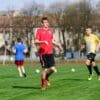 Voetballer zet een sprint in tijdens de training