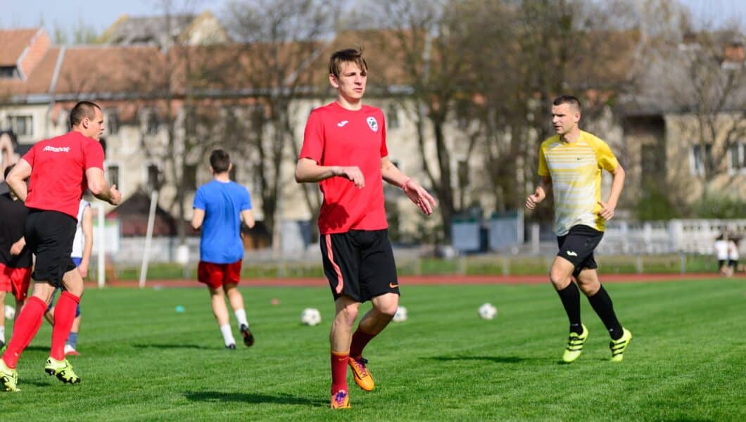Voetballer zet een sprint in tijdens de training