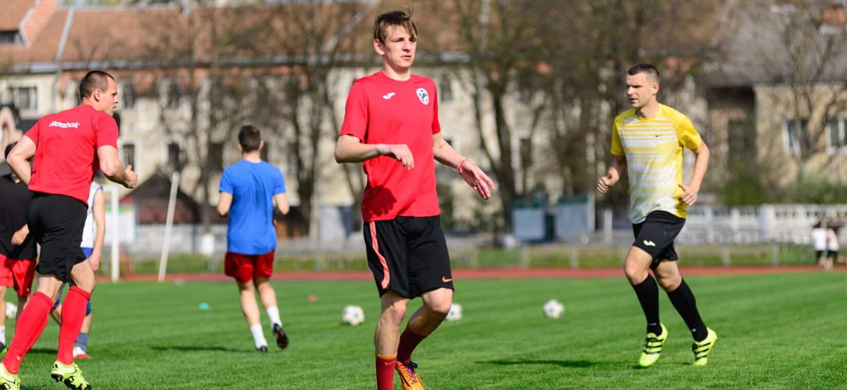 Voetballer zet een sprint in tijdens de training