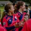Voetballer drinkt water tijdens een wedstrijd om vochtverlies aan te vullen