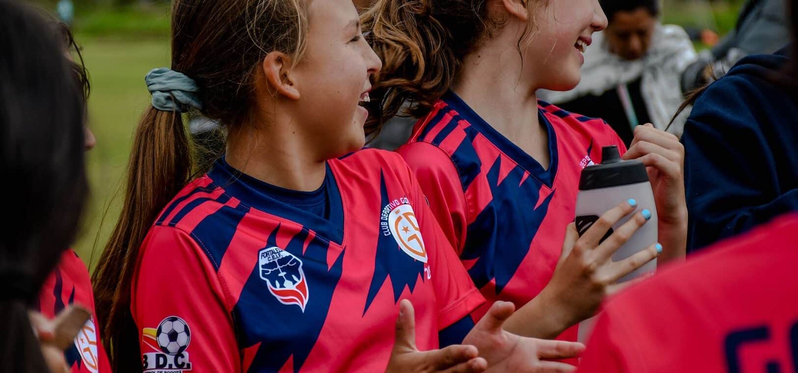 Voetballer drinkt water tijdens een wedstrijd om vochtverlies aan te vullen