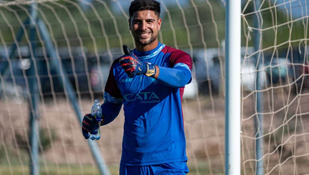 Voetballer ontspant 's avonds na de training