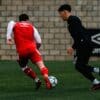 Voetballer sprint tijdens een training op het veld