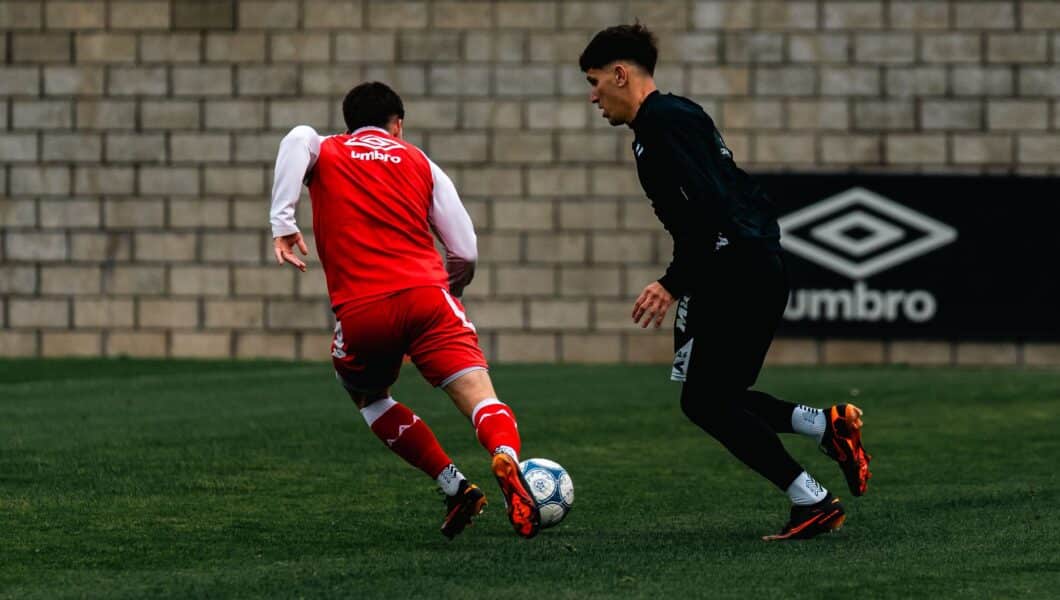 Voetballer sprint tijdens een training op het veld