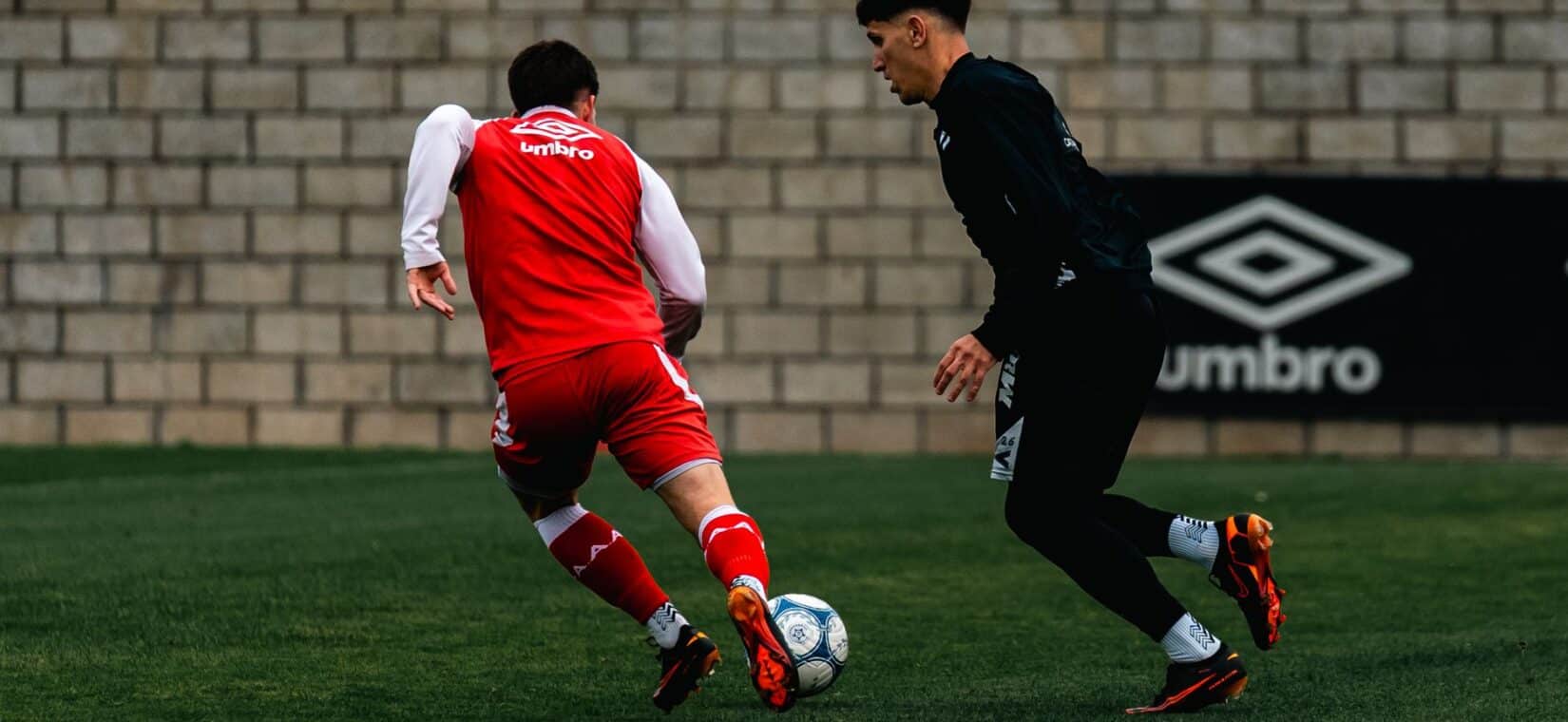Voetballer sprint tijdens een training op het veld