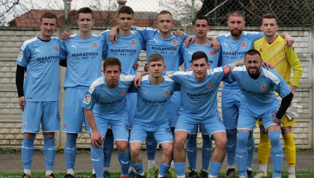 Amateurvoetballers na de wedstrijd samen bij het veld