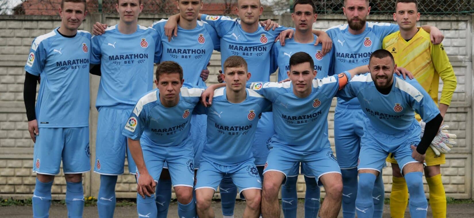 Amateurvoetballers na de wedstrijd samen bij het veld