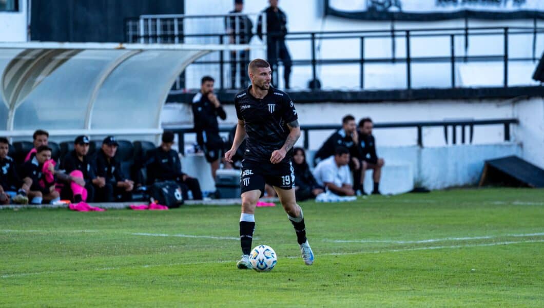 Vermoeide amateurvoetballer zit op het veld na de wedstrijd