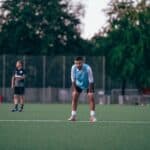 Amateurvoetballer eet een maaltijd na de training op het veld