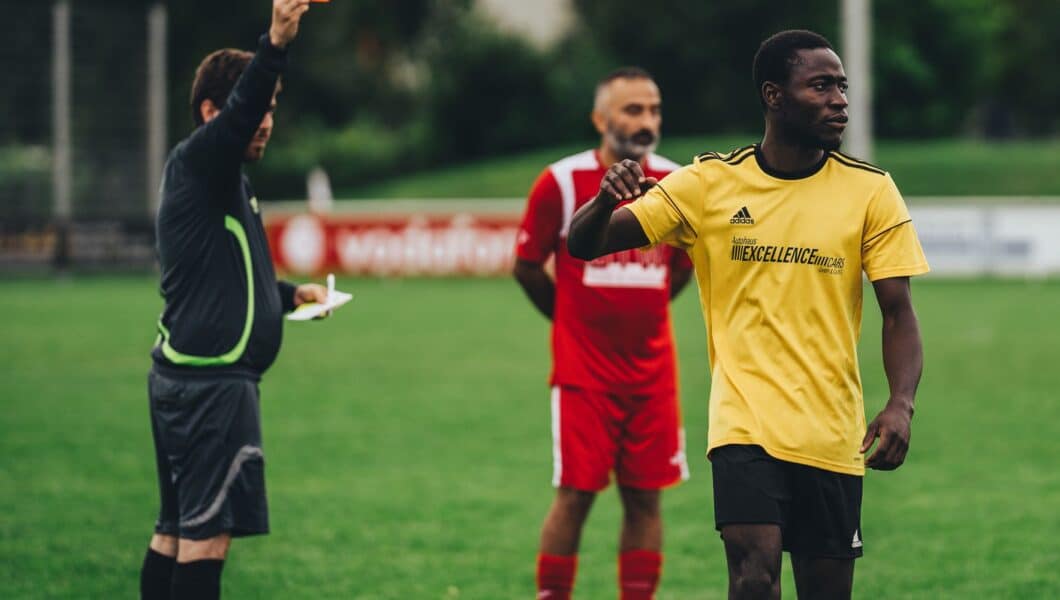 Voetballer eet een banaan na een wedstrijd op het veld